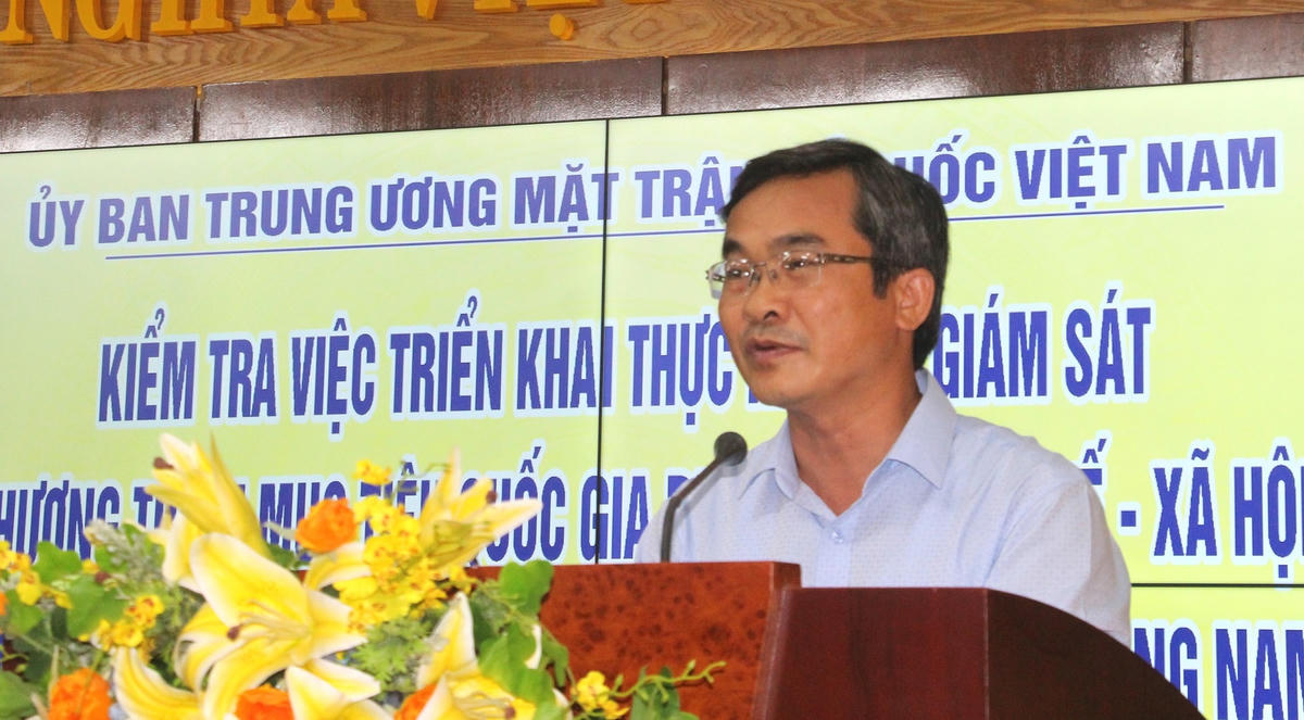 Ông Nguyễn Phi Hùng, Phó Chủ tịch Ủy ban MTTQ Việt Nam tỉnh Quảng Nam báo cáo với Đoàn công tác.