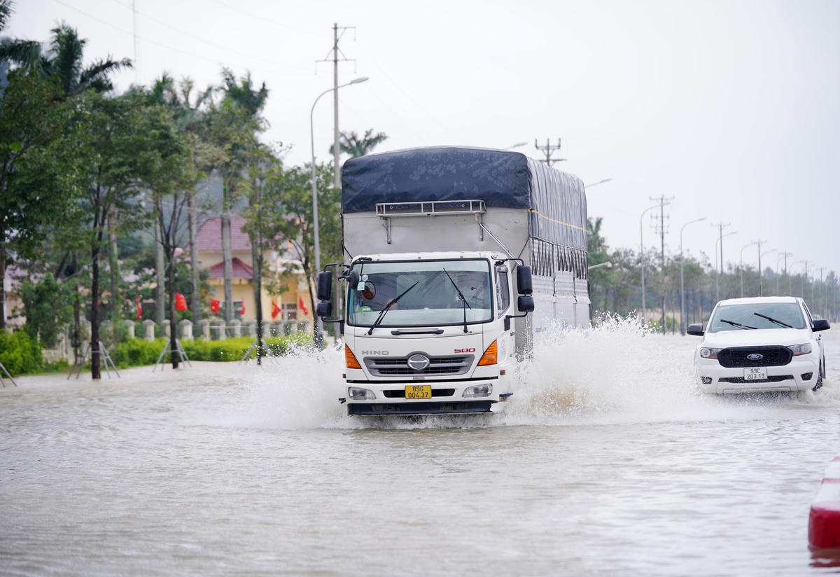 Nhiều tuyến đường giao thông ngập trong nước. Ảnh: Cẩm Kỳ