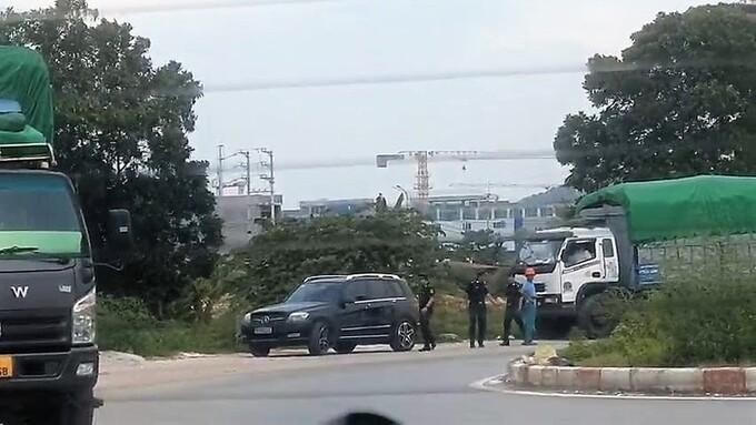Xe tải gắn biển Công ty Cổ phần Môi trường Thuận Thành bị lực lượng hải quan kiểm tra