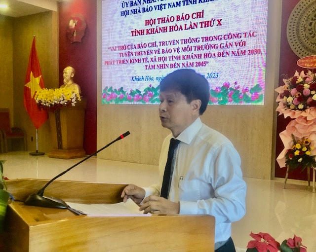 Ông Trần Trọng Dũng, Phó Chủ Tịch chuyên trách Hội Nhà báo Việt Nam đang phát biểu tại hội thảo.