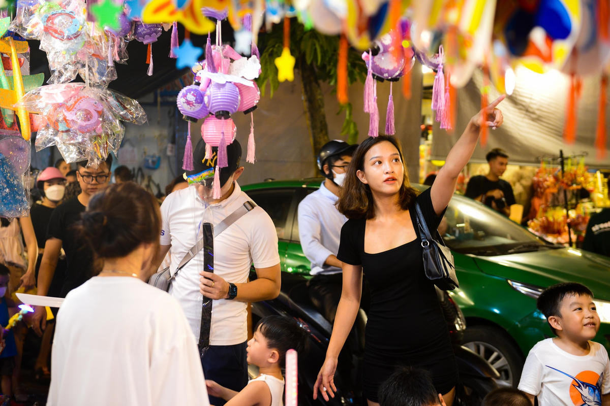 Phố Hàng Mã tấp nập trước thềm Trung thu
