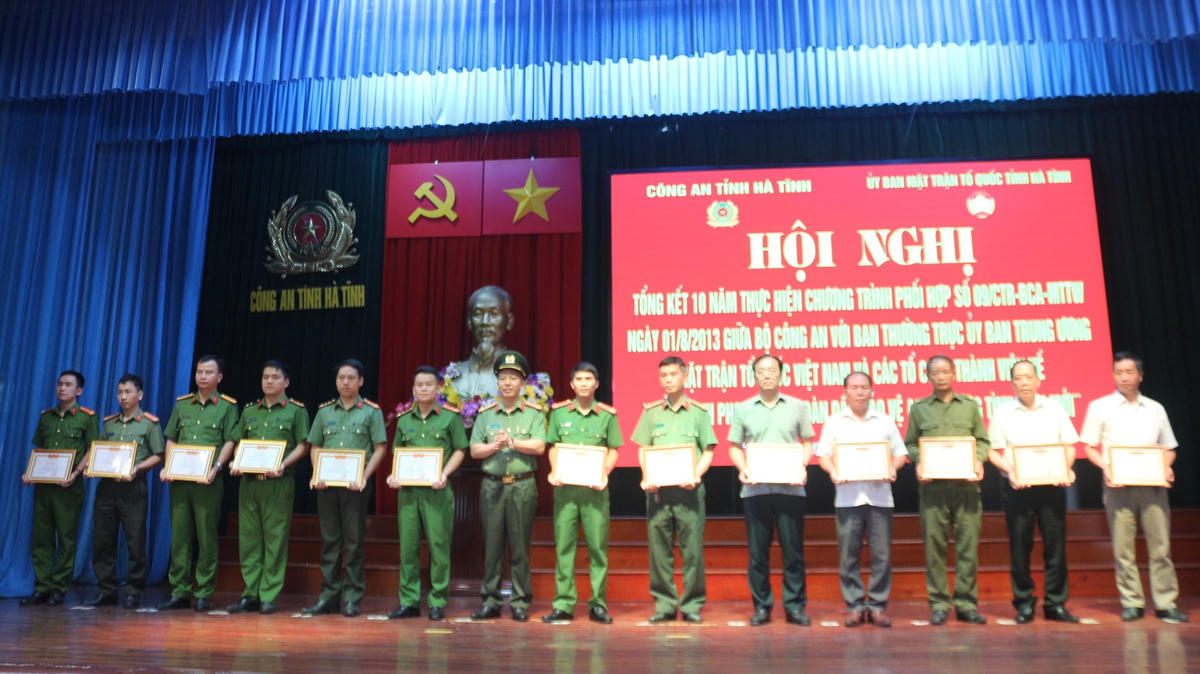 Trao bằng khen của Giám đốc Công an tỉnh Hà Tĩnh cho các cá nhân xuất sắc.