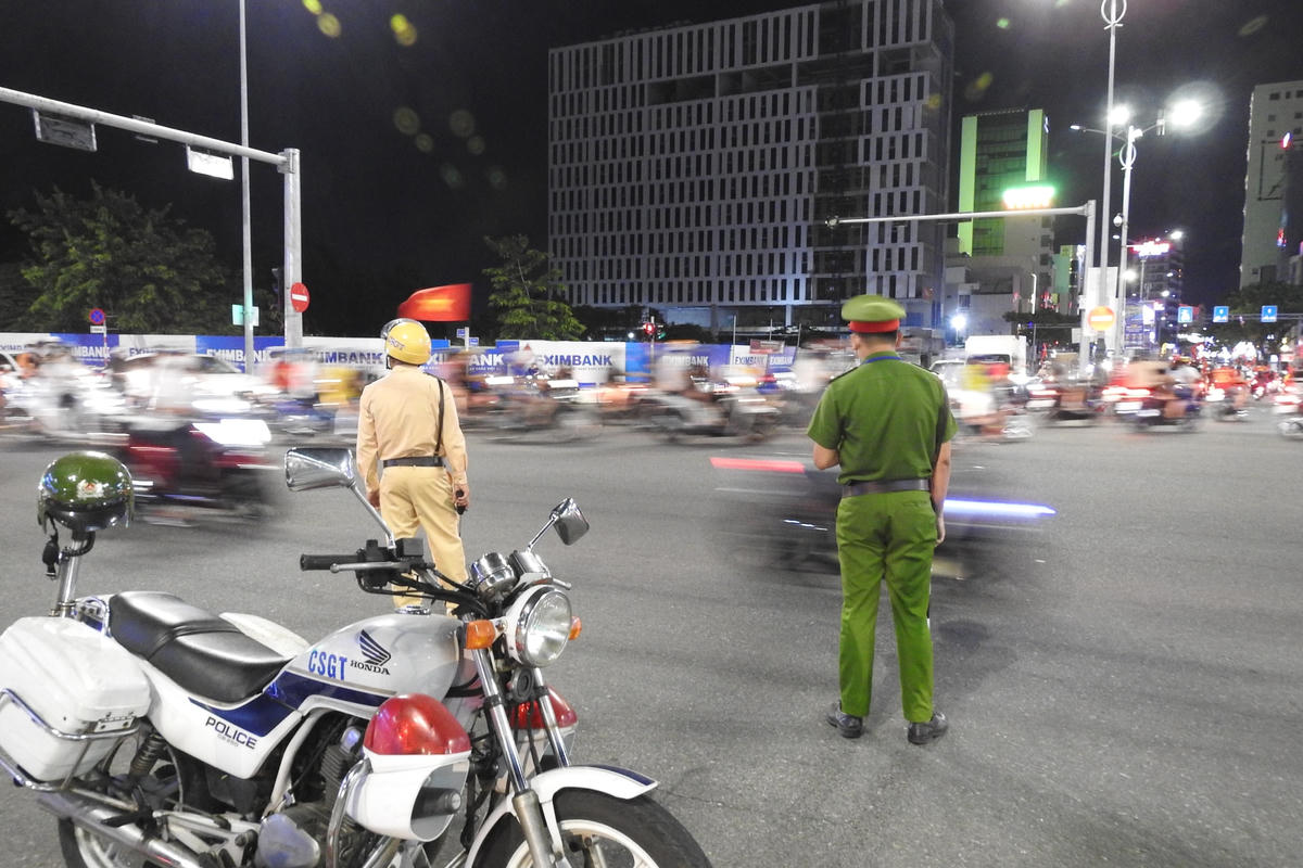 CSGT và các lực lượng làm nhiệm vụ, hỗ trợ người dân "đi bão" mừng chiến thắng an toàn, trật tự. Ảnh: Thanh Tùng.