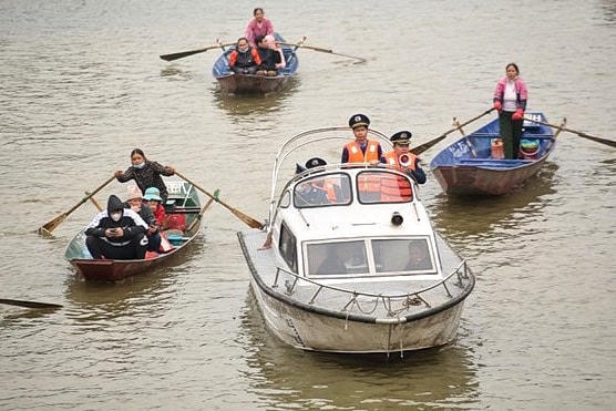 Đội Thanh tra GTVT đường thủy nội địa dùng cano nhắc nhở lái đò.