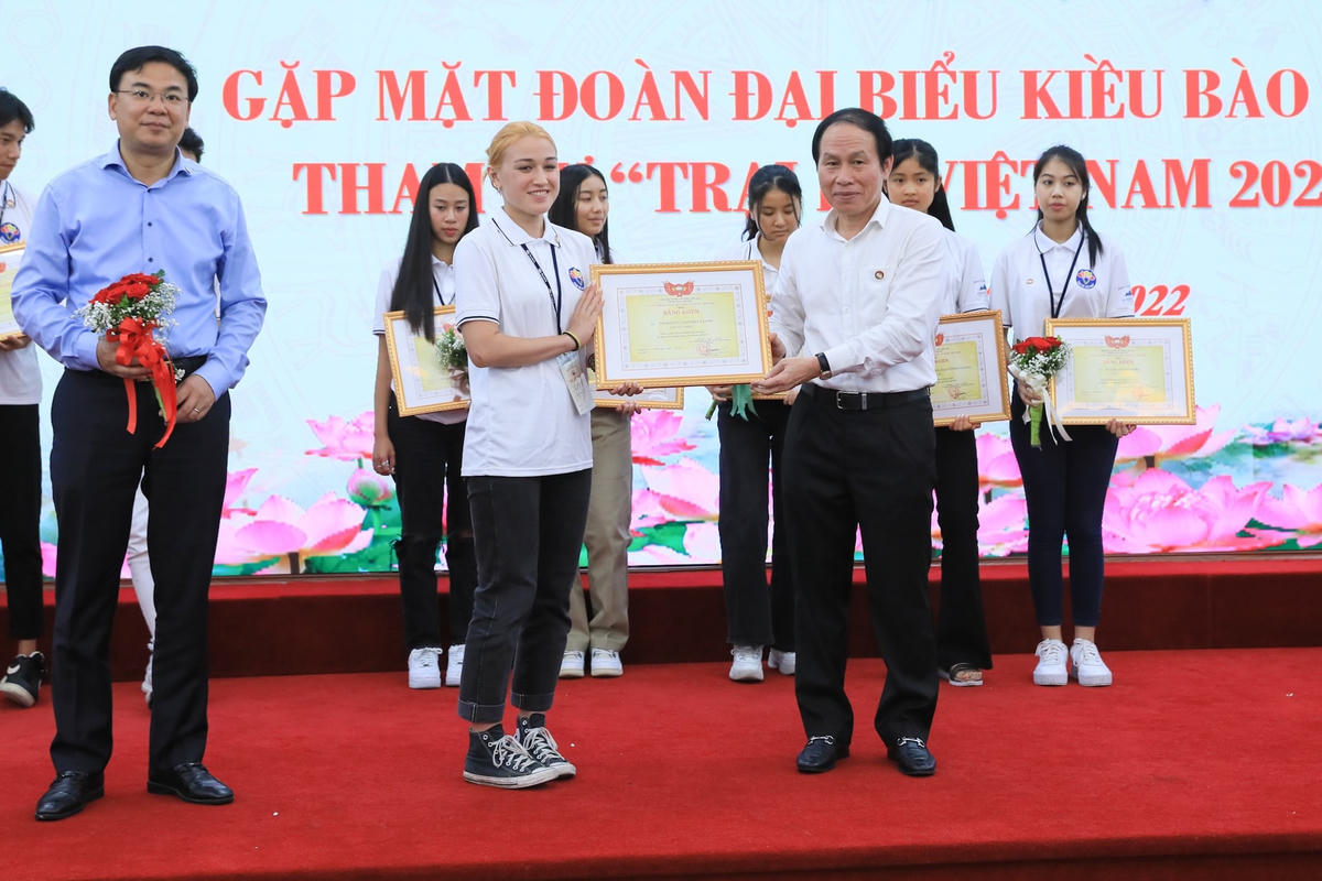 Phó Chủ tịch - Tổng Thư ký Lê Tiến Châu trao bằng khen cho các học sinh, sinh viên có thành tích xuất sắc.