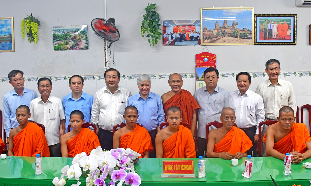 Chủ tịch Đỗ Văn Chiến chụp ảnh lưu niệm cùng lãnh đạo tỉnh Cà Mau và các vị sư tại chùa Monivongsa Bupharam.