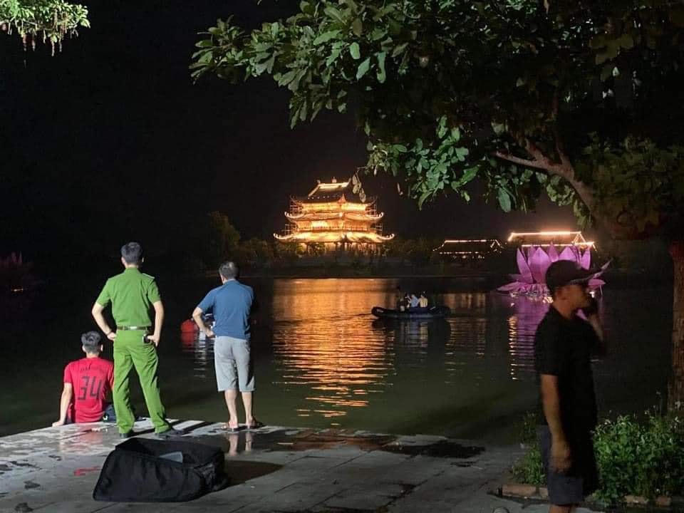 Lực lượng chức năng xuyên đêm tìm kiếm thanh niên mất tích.