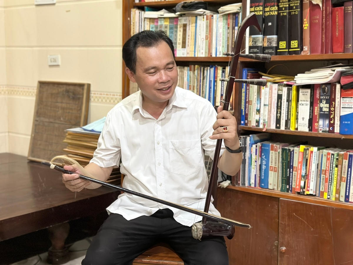 NNƯT Nguyễn Tiến Khởi không chỉ hát hay mà còn sáng tác trên 350 tác phẩm dân ca ví, giặm. Ảnh Hạnh Nguyên.