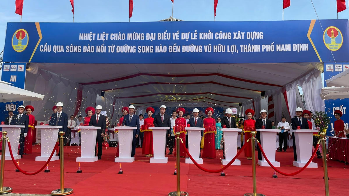 Bí thư Tỉnh ủy Nam Định Phạm Gia Túc, Chủ tịch UBND tỉnh Phạm Đình Nghị cùng lãnh đạo TP Nam Định thực hiện nghi lễ bấm nút khởi công xây dựng dự án.