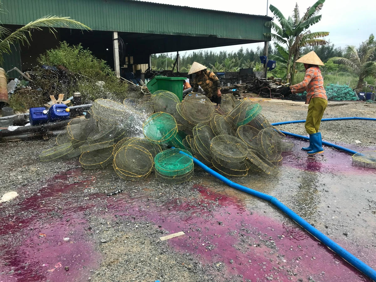 Công nhân Công ty CP Sao Đại Dương Thịnh Lộc chuẩn bị ngư cụ để vớt tôm.