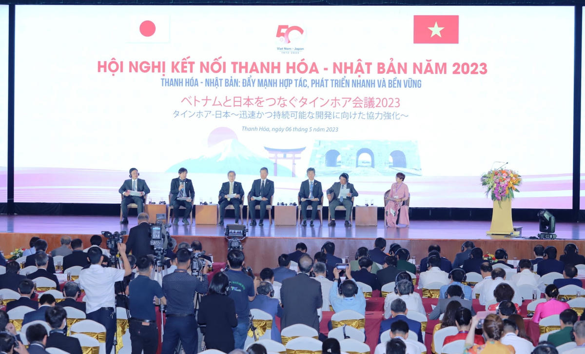 Các đại biểu tham gia các phiên thảo luận xúc tiến đầu tư, kết nối du lịch tịa hội nghị.
