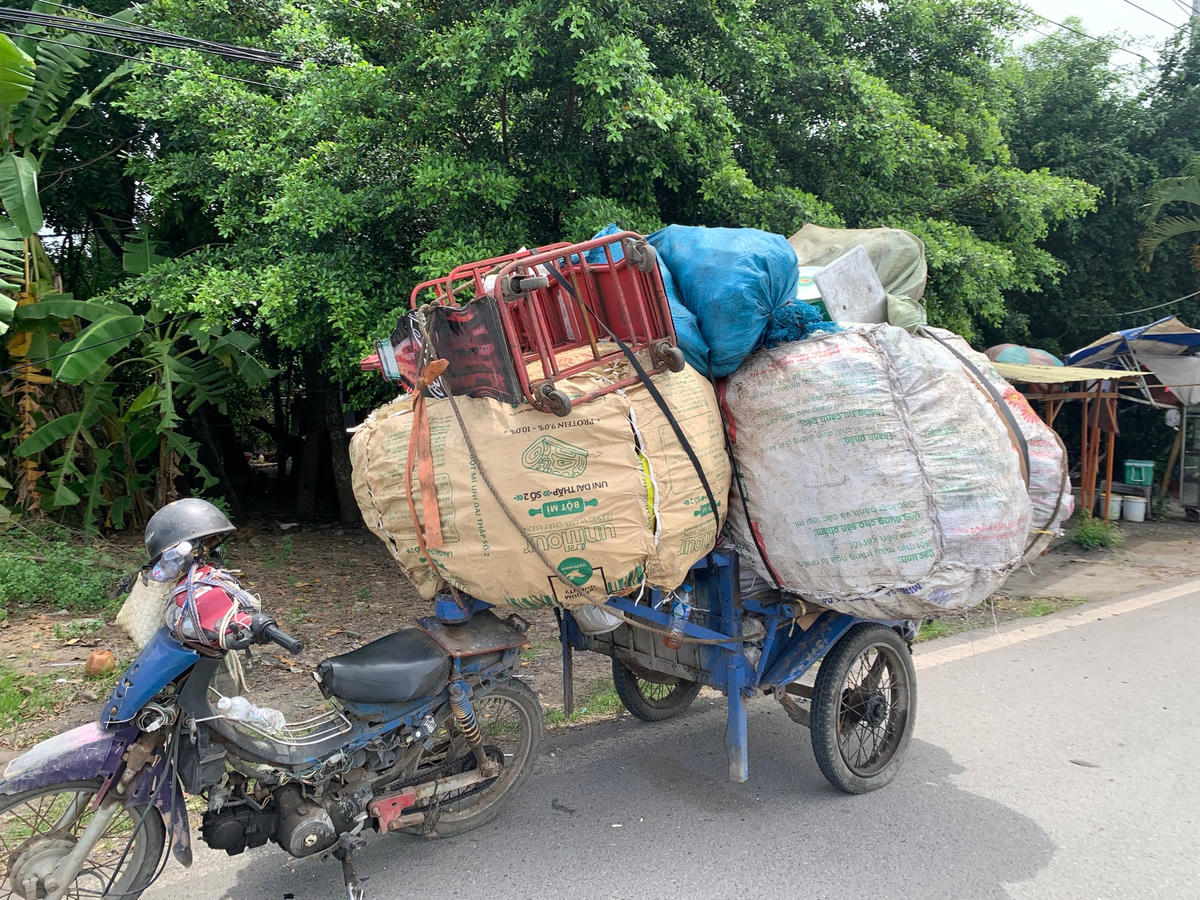 Chiếc xe máy cũ nát được chế thêm thùng xe để kéo hàng.