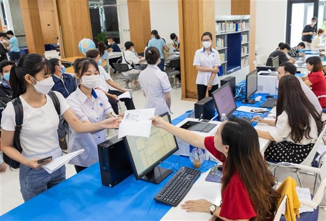 Thí sinh đến nhập học tại Trường Đại học Công nghiệp Thực phẩm TPHCM. Ảnh: TTXVN.