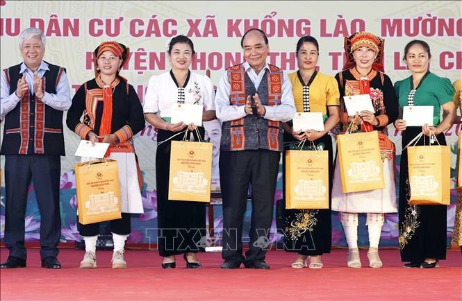 Chủ tịch nước Nguyễn Xuân Phúc; Bí thư Trung ương Đảng, Chủ tịch UBTƯ MTTQ Việt Nam Đỗ Văn Chiến tặng quà cho các gia đình tiểu biểu. Ảnh: Thống Nhất/TTXVN.