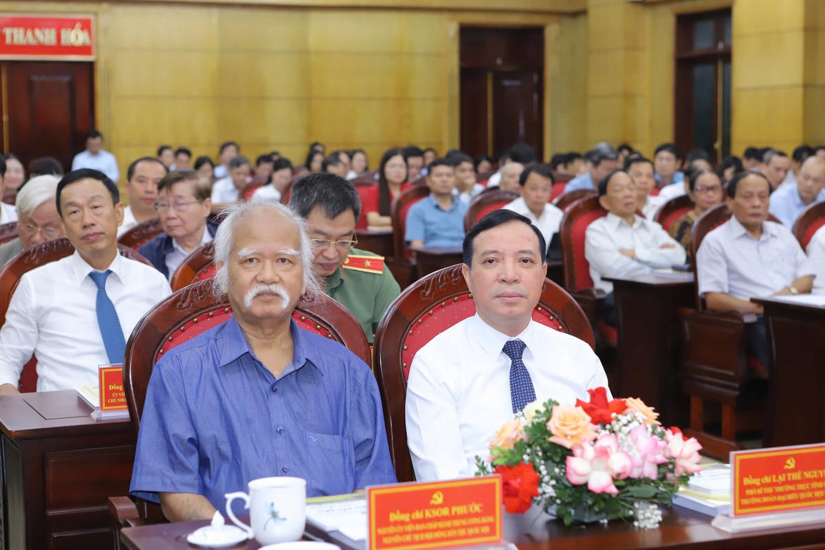 Ông Lại Thế Nguyên, Phó Bí thư Tỉnh ủy Thanh Hóa cùng các đại biểu tham dự buổi hội thảo. Ảnh: Nguyễn Chung.