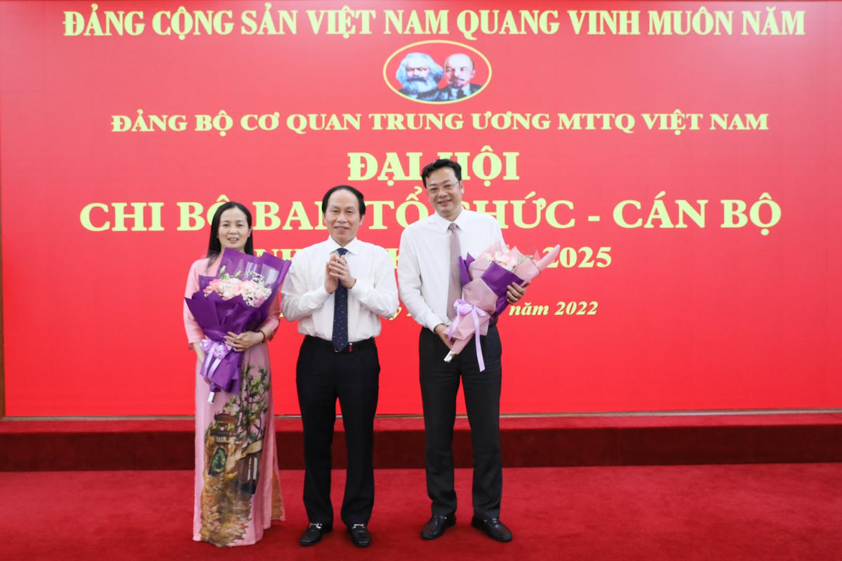 Phó Chủ tịch - Tổng Thư ký Lê Tiến Châu tặng hoa chúc mừng Chi ủy Chi bộ Ban Tổ chức - Cán bộ, nhiệm kỳ 2022 – 2025. Ảnh: Quang Vinh.