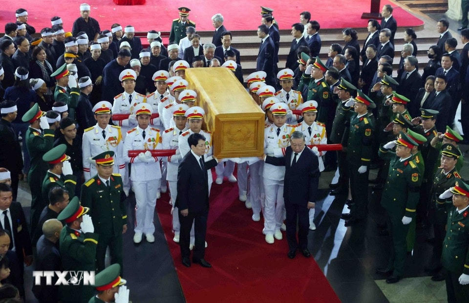 Các đồng chí lãnh đạo Đảng, Nhà nước chuyển linh cữu nguyên Chủ tịch nước Trần Đức Lương. (Ảnh: TTXVN)