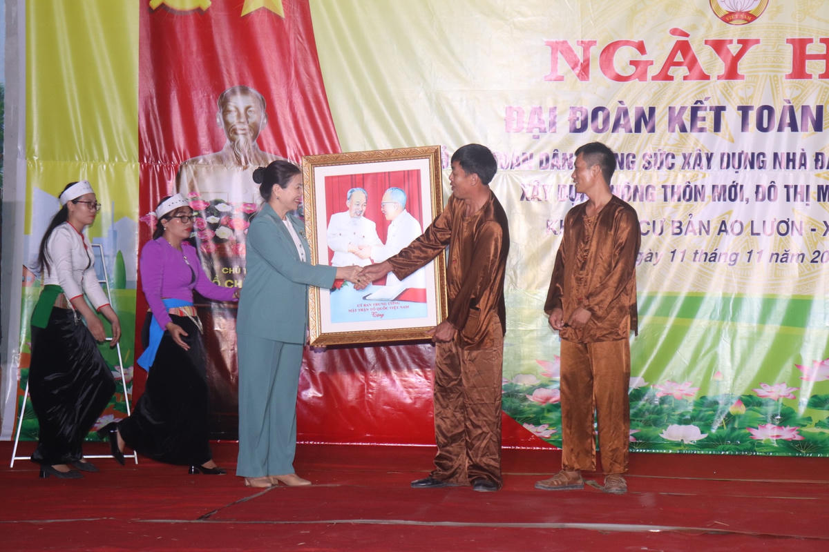 Phó Chủ tịch Trương Thị Ngọc Ánh tặng cán bộ, nhân dân bản Ao Lươn bức ảnh Chủ tịch Hồ Chí Minh bắt tay bác Tôn Đức Thắng.