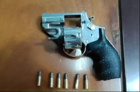 Khẩu súng mà Vuơng mang theo để cướp giật.