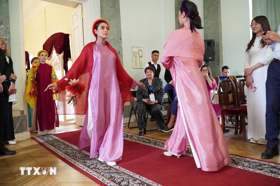 Trình diễn áo dài do các cô gái Nga thực hiện. (Ảnh: Tâm Hằng/TTXVN)