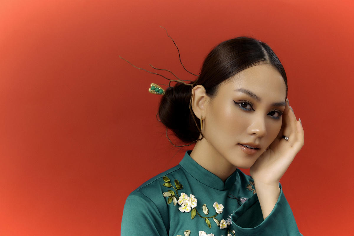 Giao thừa vốn là thời khắc tươi đẹp nhất, tượng trưng cho những năng lượng mới mẻ, chữa lành sau một năm đất nước trải qua nhiều biến động, dịch bệnh. Đây cũng là thông điệp mà Mai Phương cũng muốn gửi gắm đến khán giả. 