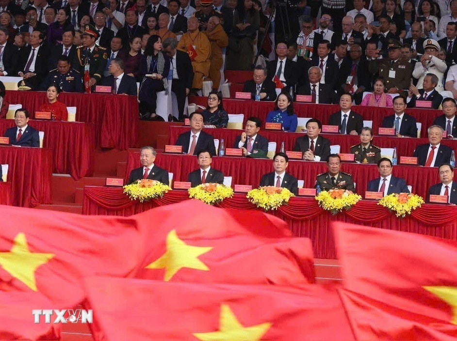 Tổng Bí thư Tô Lâm và các đồng chí Lãnh đạo, nguyên Lãnh đạo Đảng, Nhà nước cùng các vị khách quốc tế và đại biểu dự buổi lễ. (Ảnh: TTXVN)