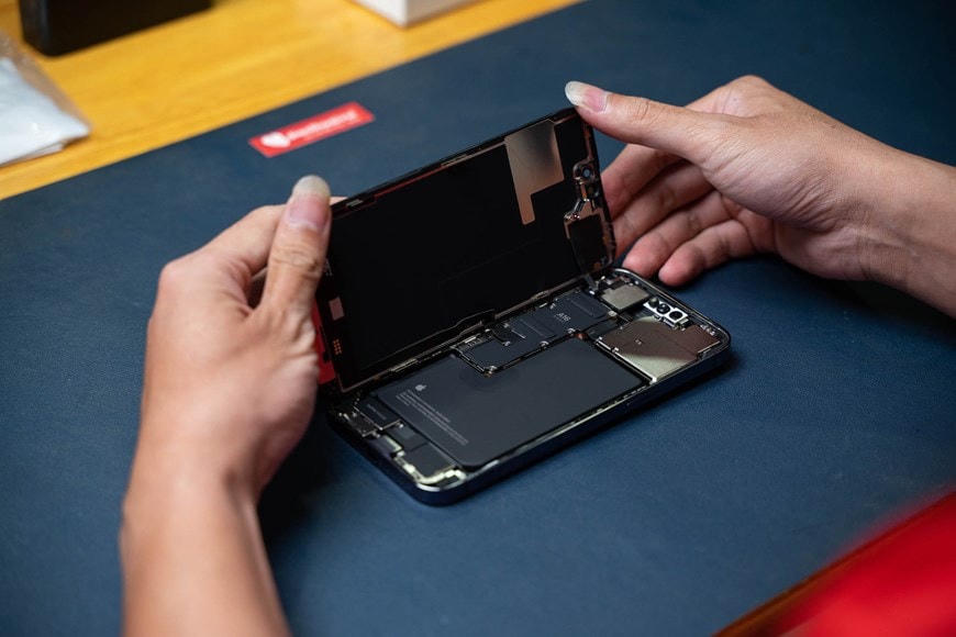 Các chi tiết linh kiện của iPhone đều được bảo vệ bởi những miếng shield (miếng bảo vệ) bằng nhôm, hầu hết các sản phẩm iPhone đều được bảo vệ linh kiện bằng các tấm shield như vậy. (Ảnh: Điện Thoại Vui).