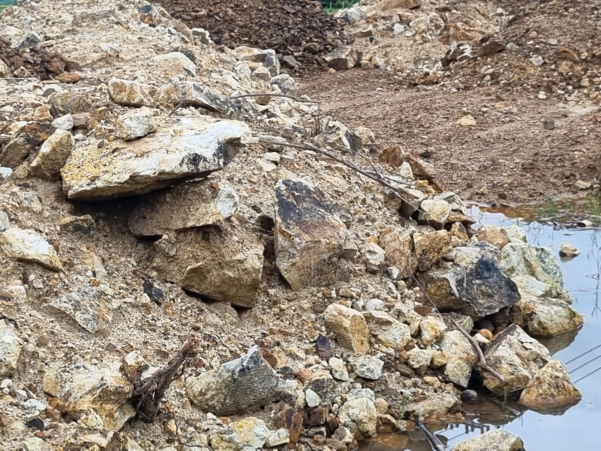 Ông Phan Văn Thành, Giám đốc Công ty TNHH Tư vấn xây dựng Hải Phương (đơn vị tư vấn giám sát công trình) cho biết, công trình này lâu rồi không hoạt động nên cán bộ kỹ thuật cũng không lên để giám sát. Đất tập kết ở đây không rõ vì vốn không có nên đã dừng thi công 2 năm nay. “Thực tế khi họ thi công mình mới giám sát, đến khi họ dừng thi công thì chúng tôi cũng không giám sát nữa, bởi vì tôi còn nhiều công trình khác trên địa bàn cần giám sát”, ông Thành nói.