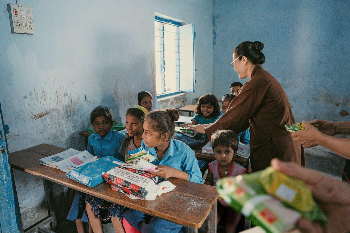 Các học sinh tại trường học MS Kolhua, bang Bihar (Ấn Độ) nhận quà từ đoàn Phật tử chùa Ba Vàng (Việt Nam).