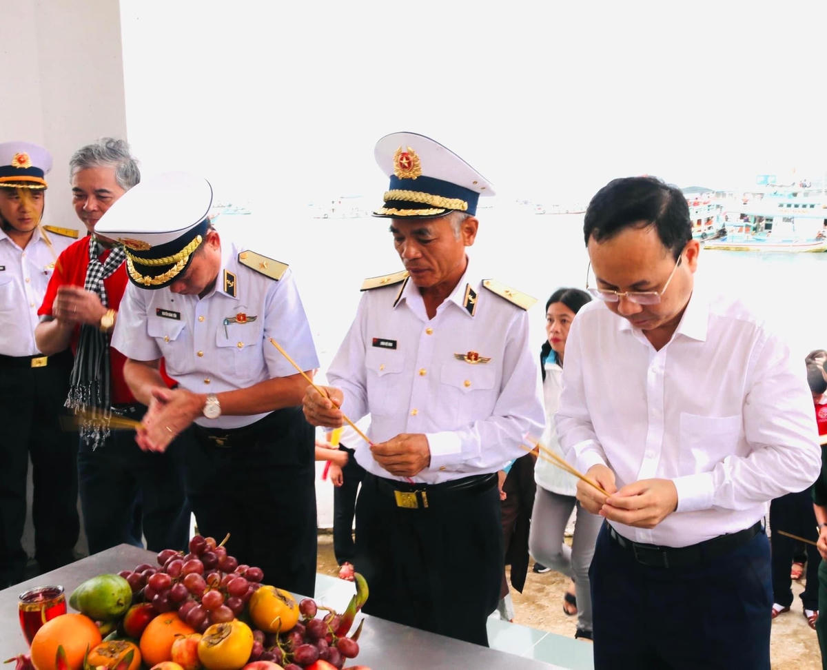  Đoàn công tác tưởng niệm đồng bào bị thiệt mạng trong cơn bão số 5 năm 1997.