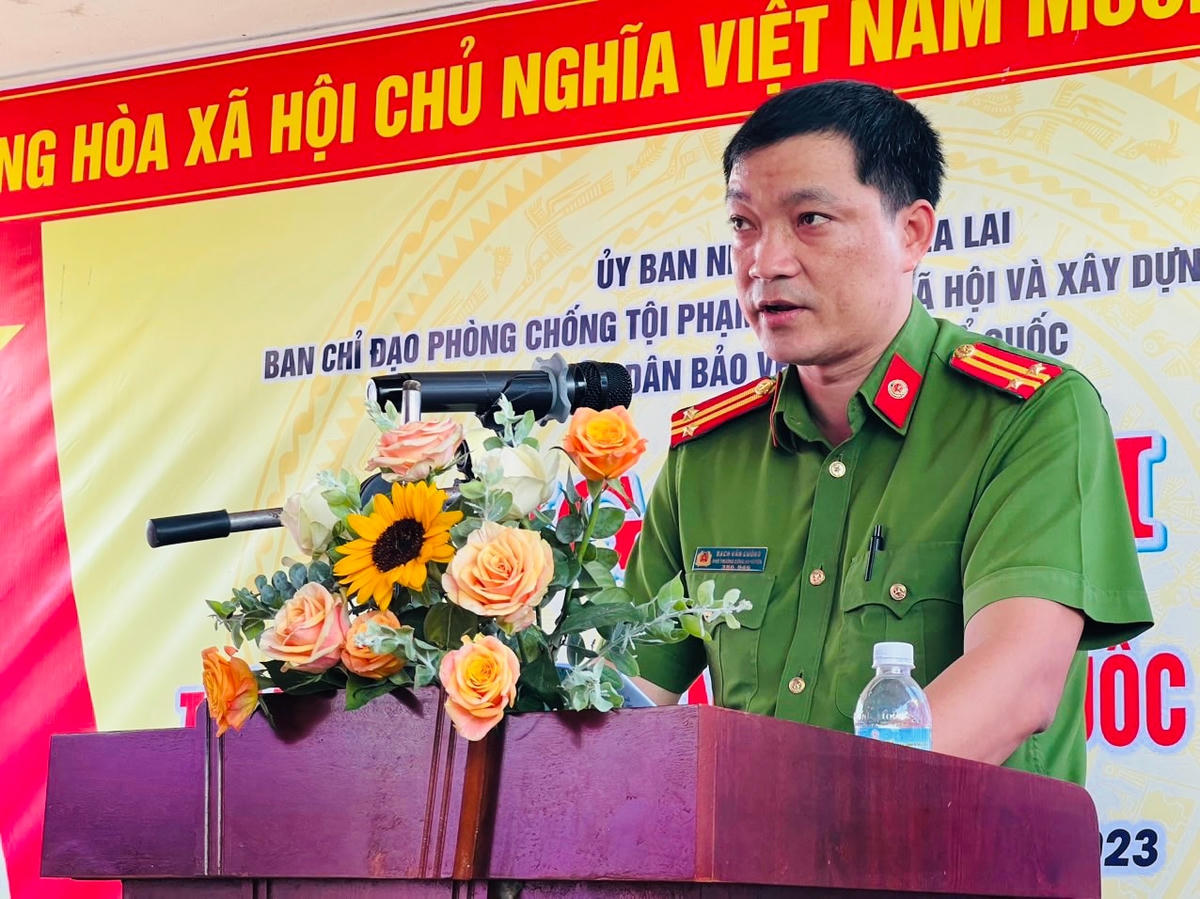 Trung tá Bạch Văn Cường, Phó Trưởng Công an huyện M’Đrắk phát biểu.