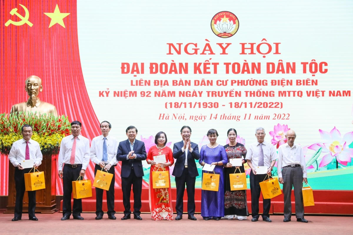 Phó Chủ tịch UBTƯ MTTQ Việt Nam Nguyễn Hữu Dũng tặng quà cho các Ban Công tác Mặt trrận phường Điện Biên.
