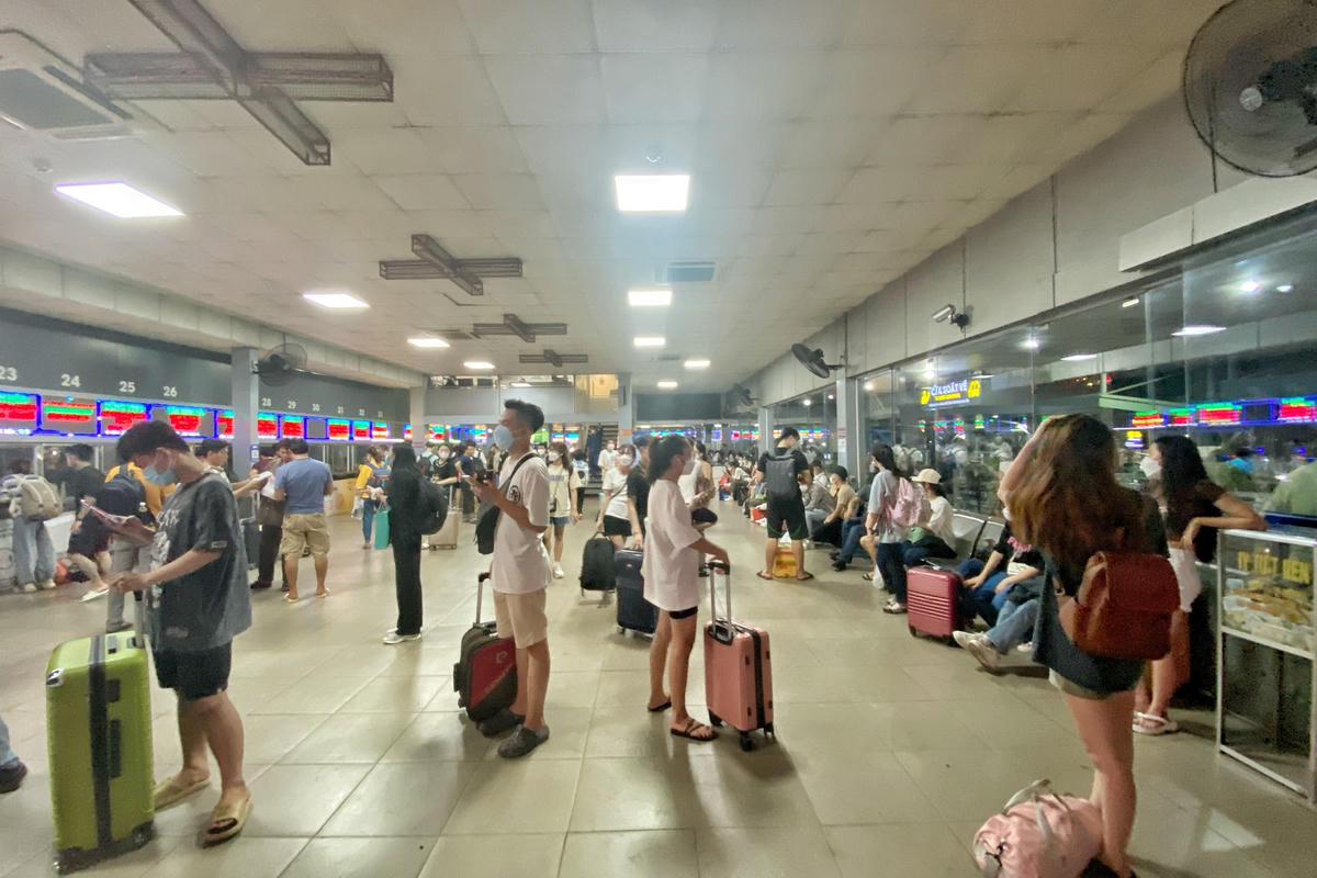 Tại quầy bán vé ở bến xe Nước Ngầm có rất đông người dân chờ mua vé.