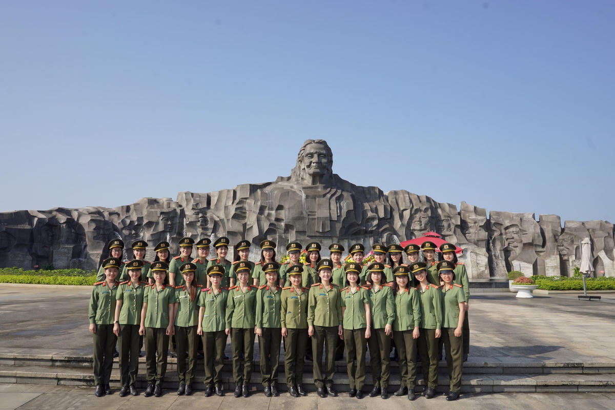 Các chị em ở  2 Hội Phụ nữ chụp ảnh lưu niệm tại Quần thể Tượng đài Mẹ VNAH.