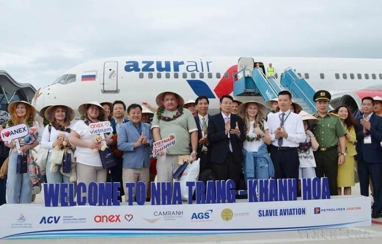 Lễ đón chuyến bay charter (thuê bao chuyến) đầu tiên, đưa 231 du khách Nga trở lại Khánh Hòa kể từ khi dịch COVID-19 bùng phát vào năm 2020 (Khánh Hòa, 17/03/2025). (Ảnh: TTXVN phát)