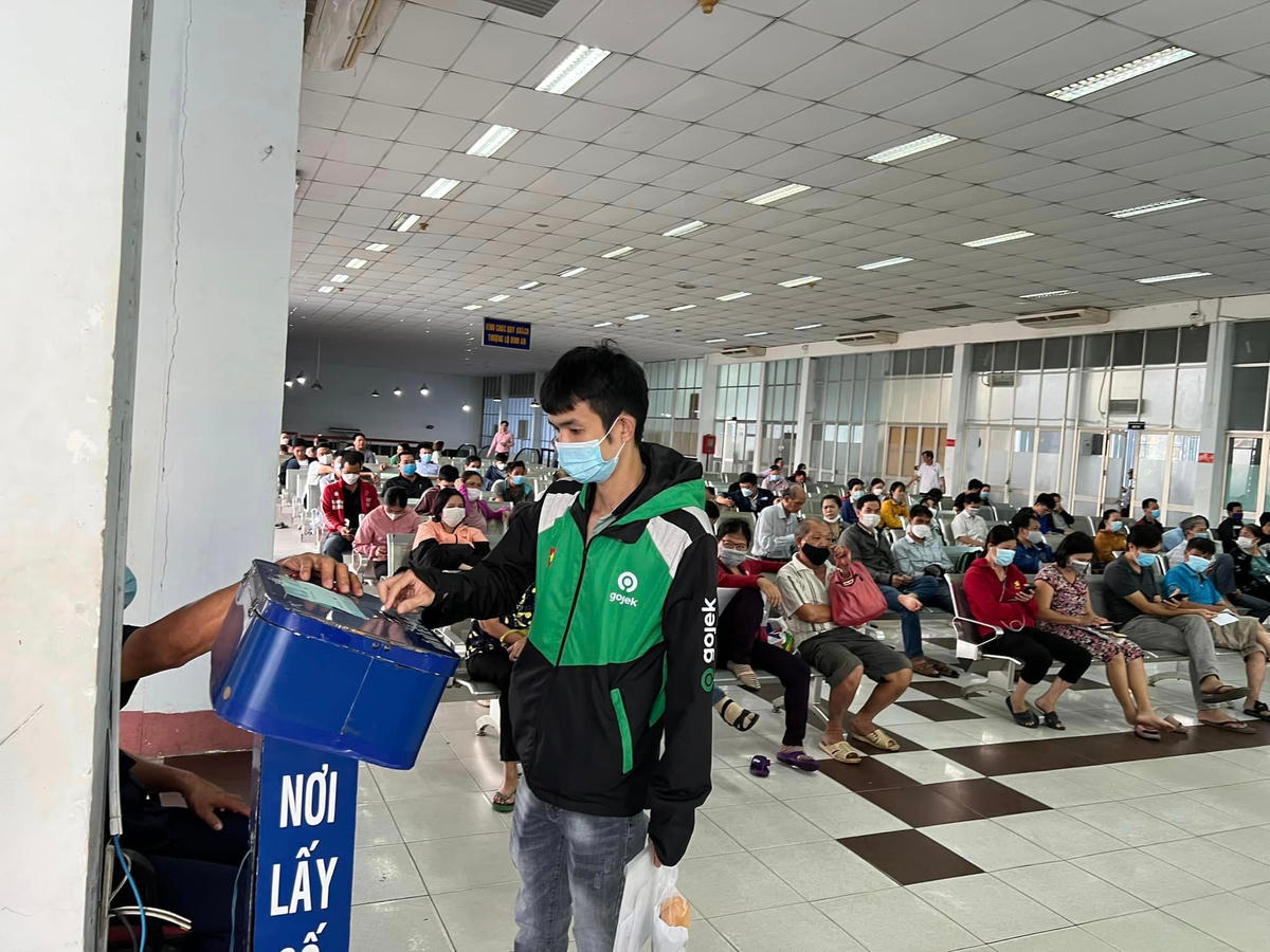 Người dân mua vé tàu tết Quý Mão tại ga Sài Gòn.