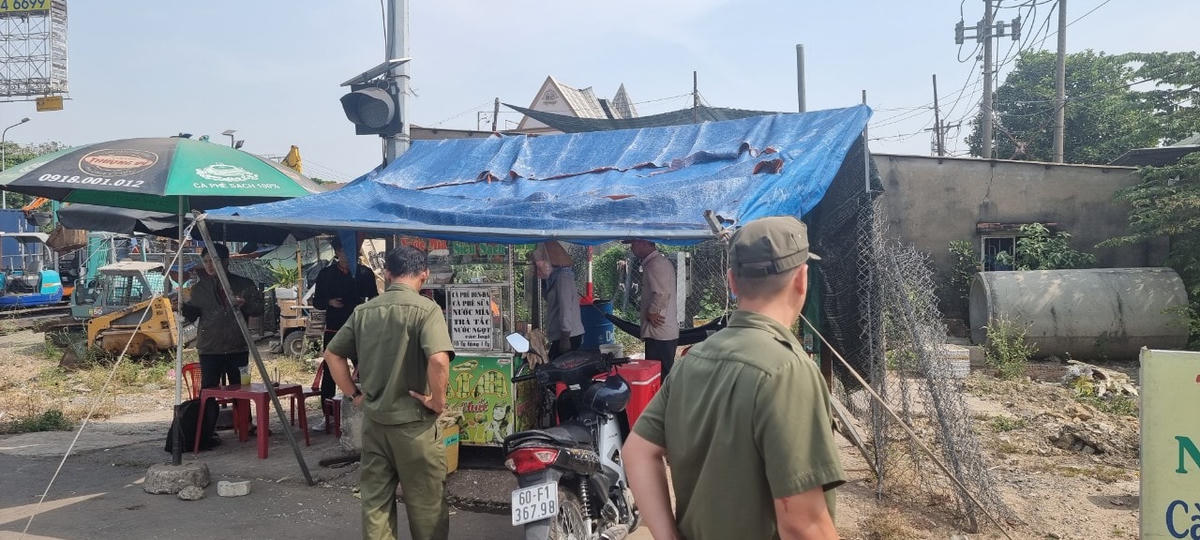 Lực lượng chức năng phường Bình Thắng kiểm tra thiết lập trật tự tại đoạn tuyến mà Báo Đại Đoàn Kết phản ánh trong chiều 14/3. Ảnh: Địa phương cung cấp.