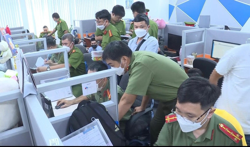 Lực lượng chức năng khám xét bên trong trụ sở Công ty Mirae Asset. Ảnh: Ngọc Lê.