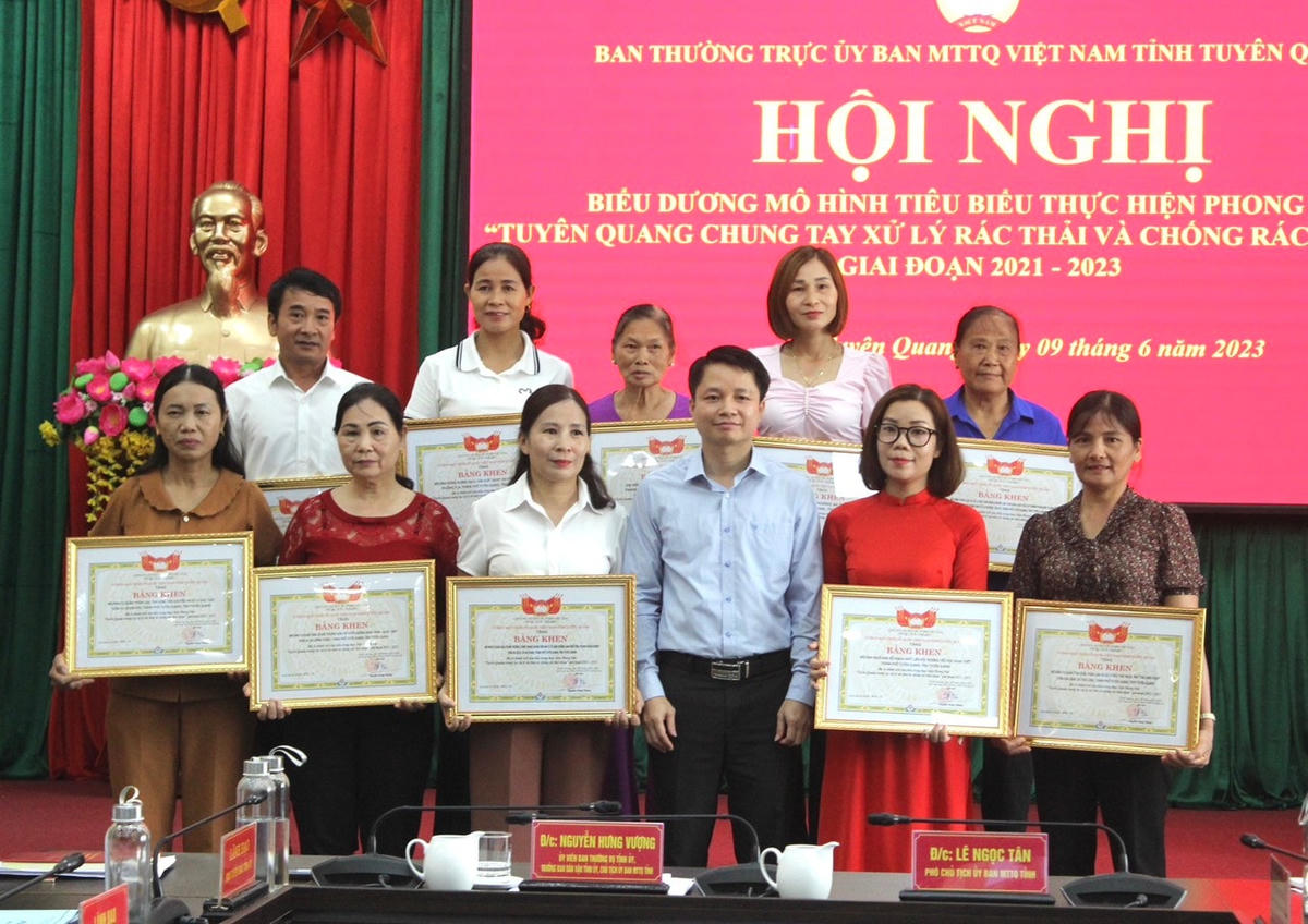 Ông Lê Ngọc Tân, Phó Chủ tịch Uỷ ban MTTQ tỉnh Tuyên Quang trao Bằng khen của Uỷ ban MTTQ tỉnh cho các mô hình tự quản có thành tích tiêu biểu