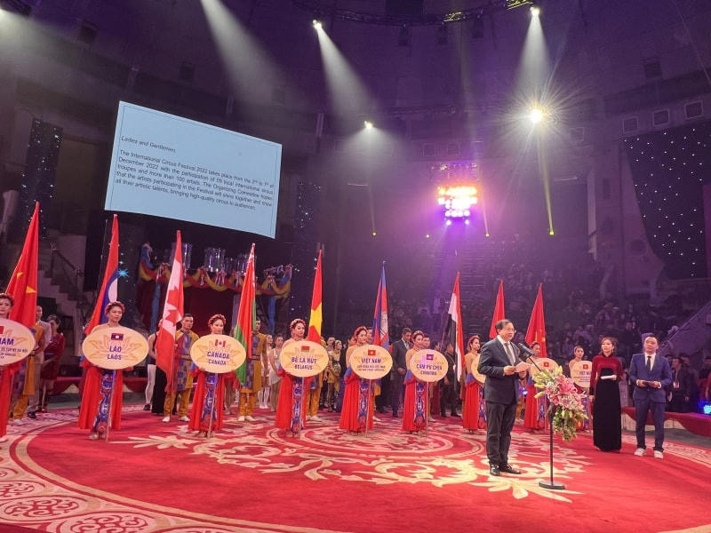 Thứ trưởng Bộ Văn hóa, Thể thao và Du lịch Tạ Quang Đông phát biểu tại Liên hoan.