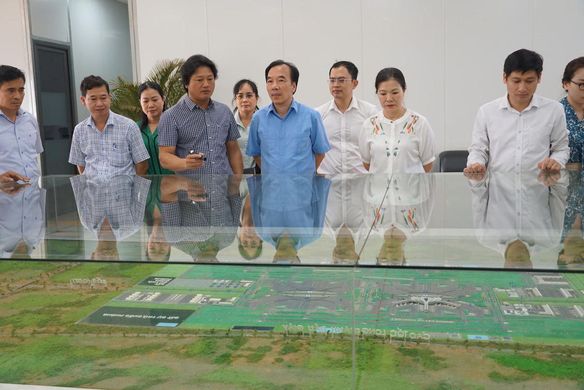 Đại diện Tổng công ty cảng không Việt Nam (ACV) thông tin một số nội dung liên quan đến dự án sân bay Long Thành bằng sa bàn đến đoàn công tác. Ảnh: Mạnh Thìn.