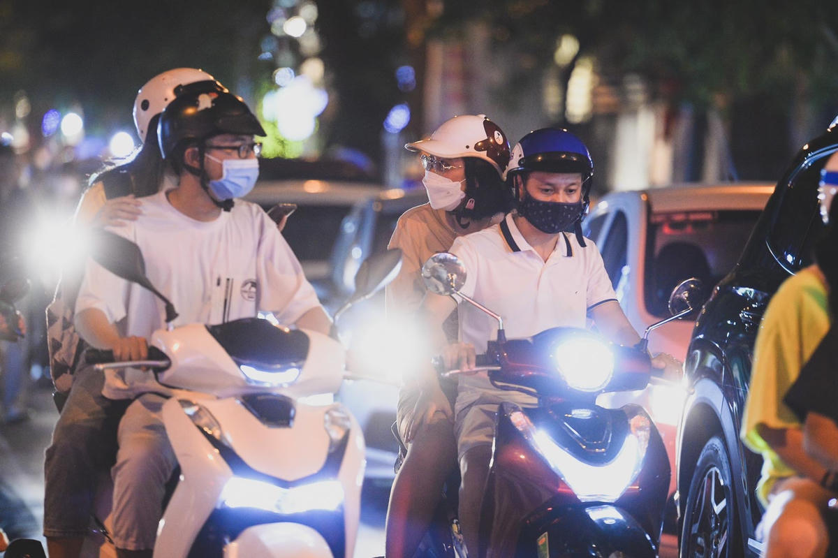 Đến 9h tối, tất cả các tuyến phố Hàng Bài, Hàng Bông, Phùng Hưng,... chính thức rơi vào ùn tắc cục bộ, người dân chỉ có thể di chuyển từng bước một.