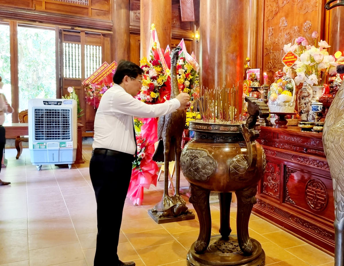 Phó Chủ tịch Uỷ ban Trung ương MTTQ Việt Nam ông Nguyễn Hữu Dũng dâng hương lên anh linh Chủ tịch Hồ Chí Minh tại Khu di tích Kim Liên.