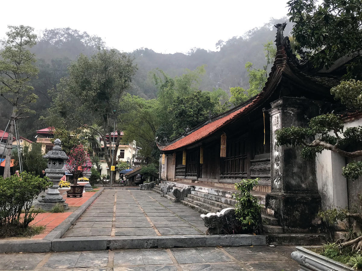 Nhiều du khách thích vẻ đẹp bình dị của chùa Thầy mùa không lễ hội.  