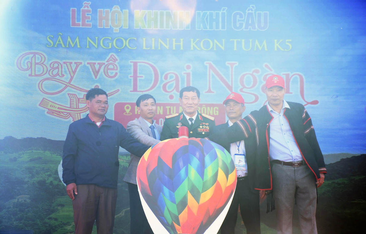 Anh hùng Phạm Tuân cùng lãnh đạo huyện Tu Mơ Rông, Công ty Cổ phần Sâm Ngọc Linh Kon Tum đã thực hiện nghi thức ấn nút  khai mạc