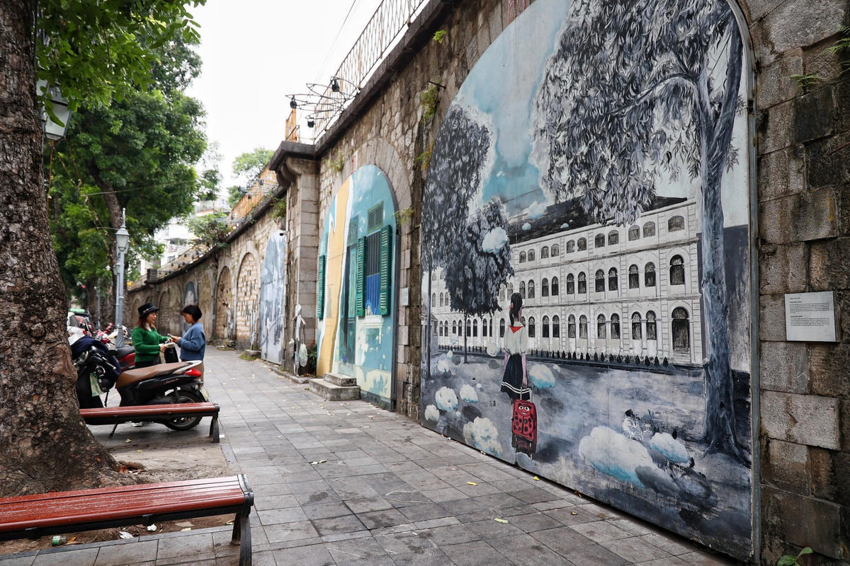 Hoạt động từ năm 2017, phố bích họa Phùng Hưng là dự án thí điểm đưa nghệ thuật công cộng vào cuộc sống nhằm tôn vinh, bảo tồn, phát huy giá trị di sản đô thị của khu phố cổ Hà Nội.