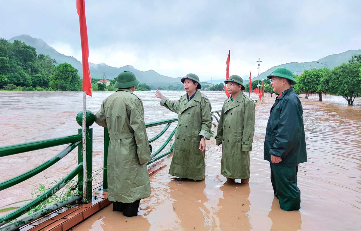 Lãnh đạo huyện Ba Chẽ đi kiểm tra tình hình mưa lũ và trực tiếp chỉ đạo tại hiện trường. Ảnh: Huyện Ba Chẽ.
