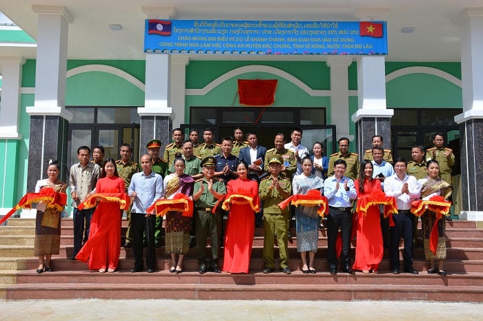 Các đại biểu tham gia nghi thức khánh thành công trình nhà làm việc Công an huyện Đắc Chưng.