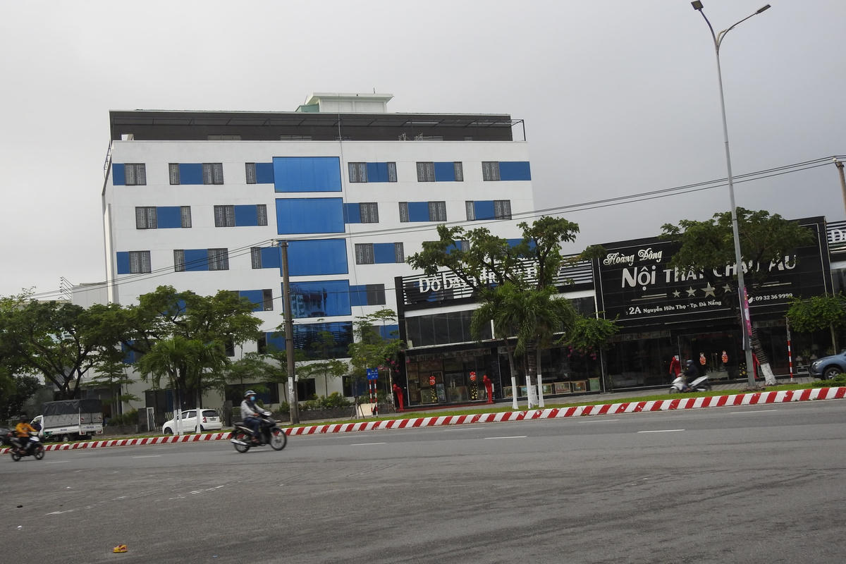 Bệnh viện Hòa Hảo xây không phép và diện tích rất lớn khuôn viên Bệnh viện Quân y 17 ở đường Nguyễn Hữu Thọ, Đà Nẵng đang được tư nhân thuê làm dịch vụ. (Ảnh chụp tháng 4/2022). Ảnh Thanh Tùng.