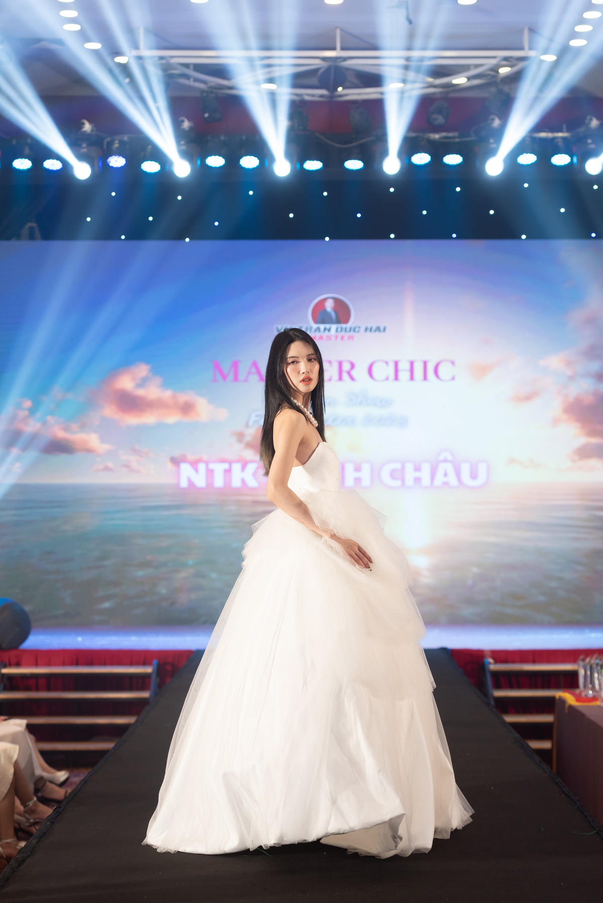 Minh Châu đã sử dụng các kỹ thuật đính kết cao cấp và chất liệu đặc biệt để tạo nên sự lấp lánh và kiêu sa. Với những chiếc đầm dạ hội sang trọng và đầm cô dâu kiều diễm, bộ sưu tập này tôn vinh vẻ đẹp của một Việt Nam phát triển vươn tầm thế giới.